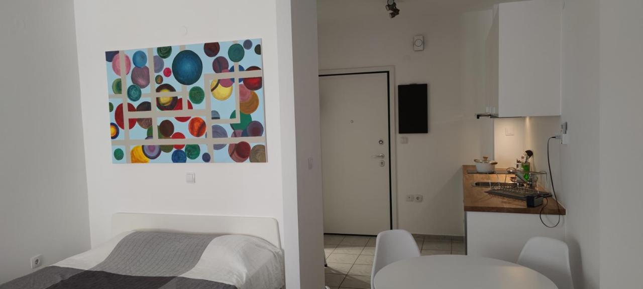 Studio Ena Neoi Epivatai Exteriör bild