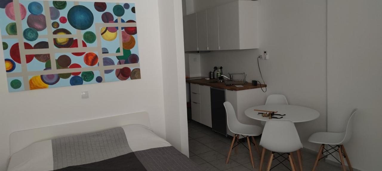Studio Ena Neoi Epivatai Exteriör bild